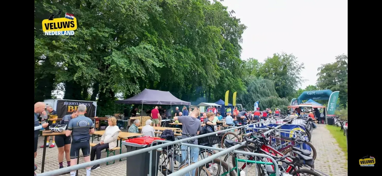 Overzicht van het festivalterrein van Tour de Force in Barneveld, met cateringstands, picknicktafels en gestalde fietsen